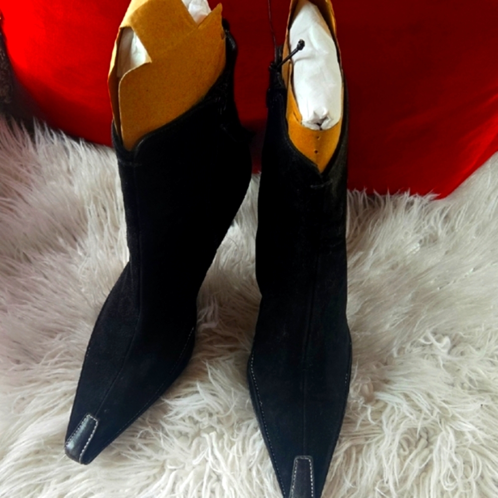 Booties MADE IN ITALY size 7 1/2M Pre- Owned In Good Condition Black Leather.